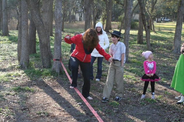 2012-12-25-Christmas-Day-67-slackline-Suzi-Heather-Dax-Sydney-Kyla-Justin.jpg